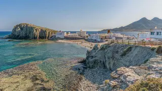 Así es el paraíso costero de Almería conocido como la 'Mykonos' andaluza: un antiguo refugio de piratas con apenas 200 habitantes