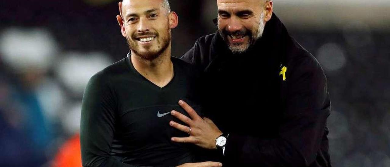 Guardiola y Silva celebran la victoria del Manchester City en el campo del Swansea.