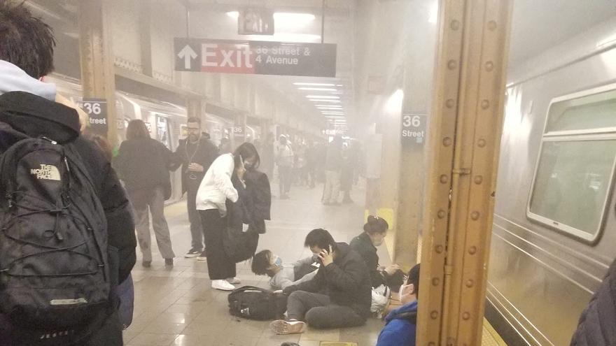 Almenys 16 ferits en un tiroteig al metro de Nova York