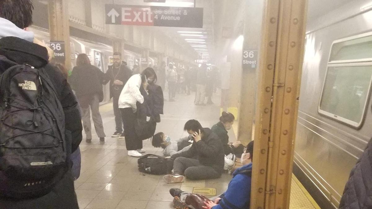 Ferits a l&#039;interior del metro de Brooklyn, a Nova York