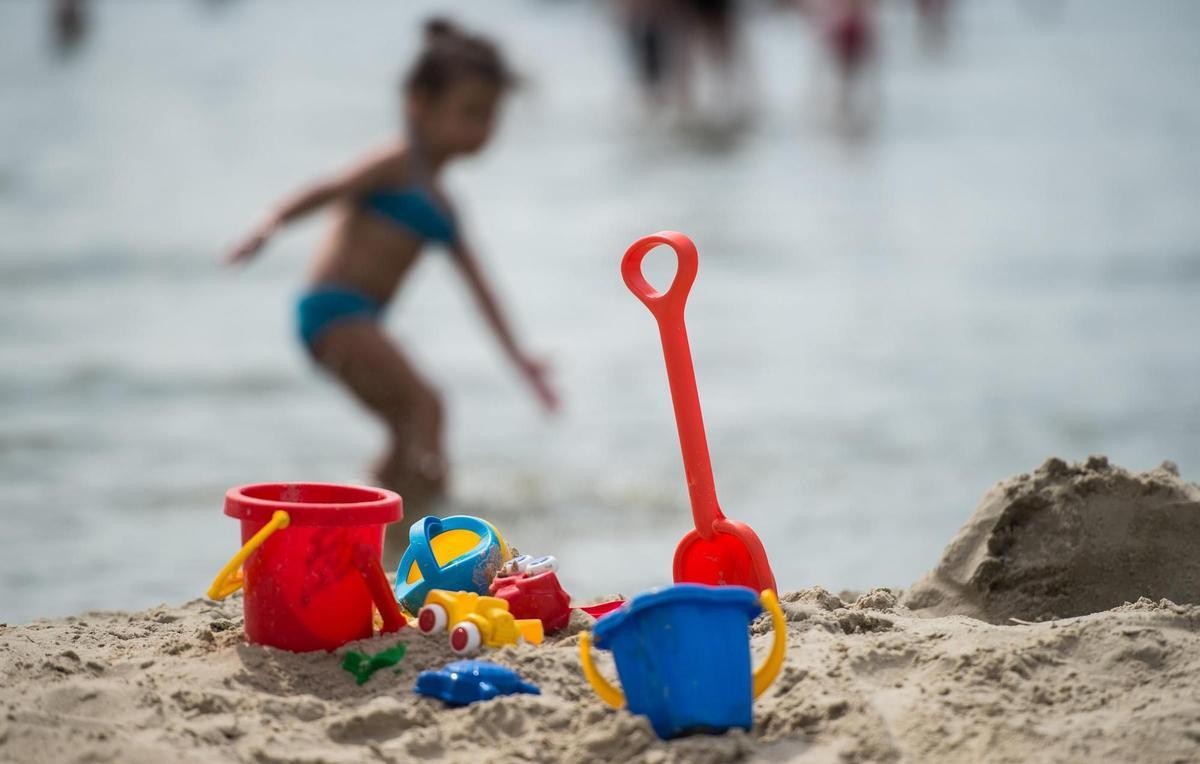 Los padres deberían tener siempre a la vista a sus hijos mientras juegan en la playa.