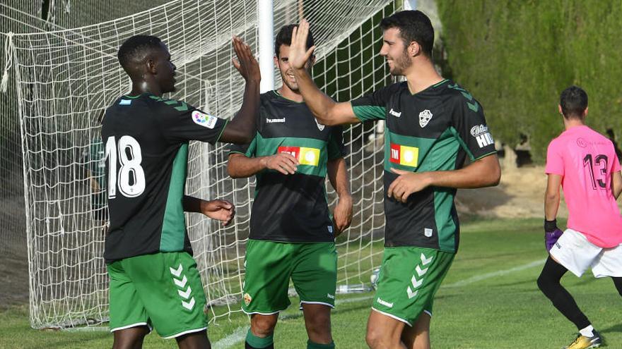 Mfulu y el canterano Nacho Ramón chocan sus manos tras un gol ante la UD Ilicitana.