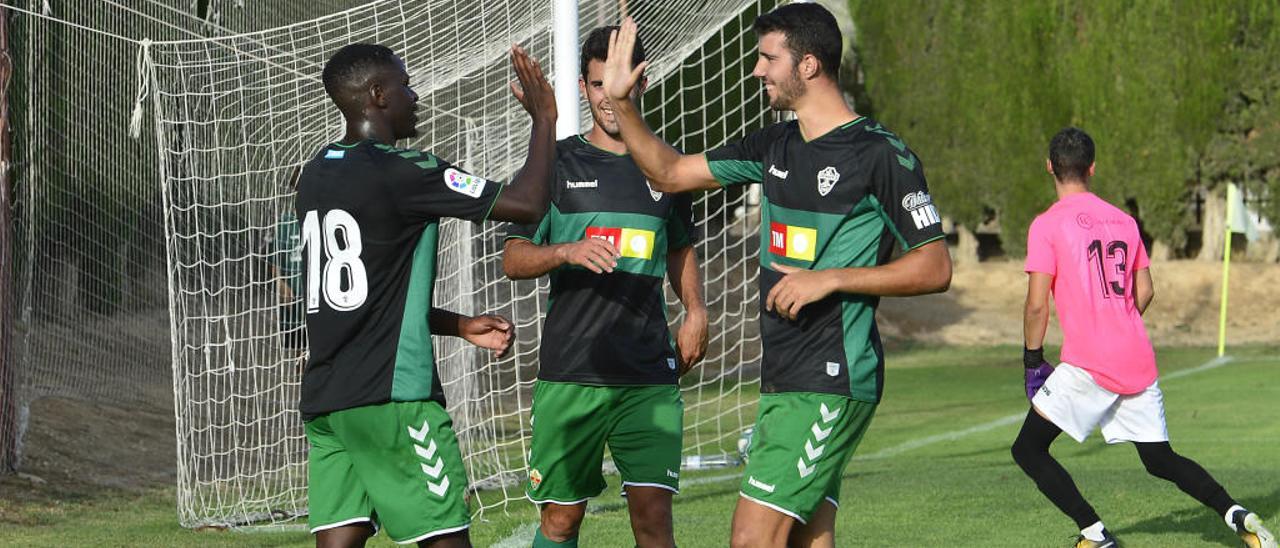 Mfulu y el canterano Nacho Ramón chocan sus manos tras un gol ante la UD Ilicitana.