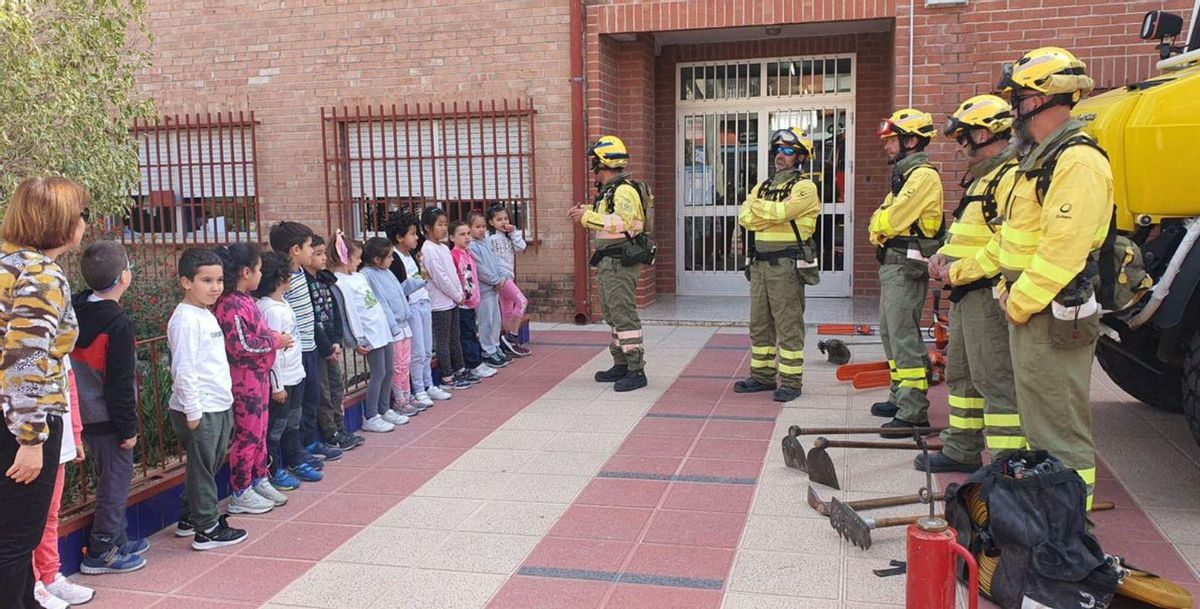 los cuerpos de seguridad visitan el ceIP José moreno de murcia