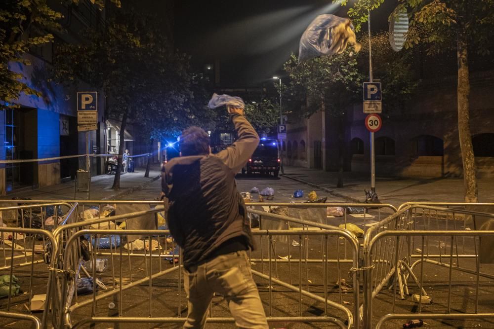 El CDR demana la dimissió de Buch i llança escombraries a la subdelegació del govern a Girona