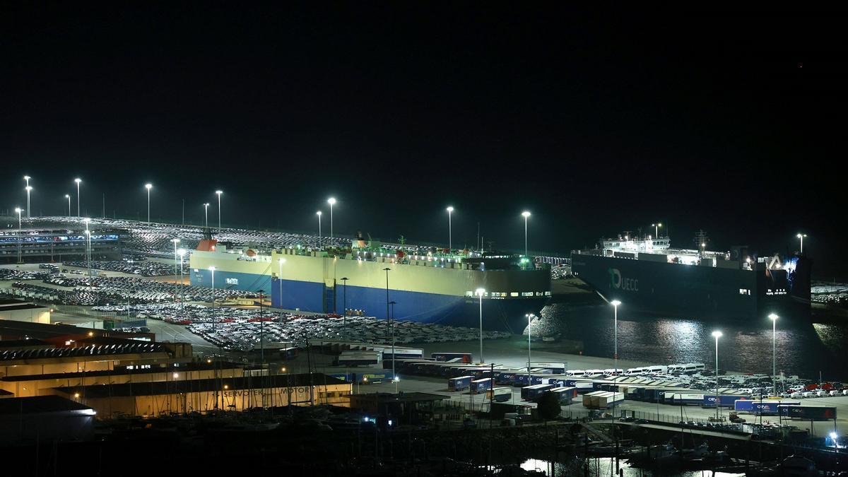 El ro-ro «Grand Dahlia», atracado en la terminal de Bouzas después de sufrir una avería en la bocana de la ría de Vigo