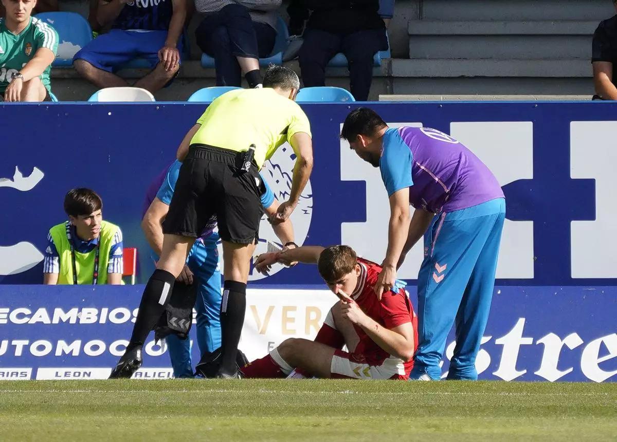 Antal, lastimado tras sufrir un golpe durante el partido entre Tenerife y Ponferradina.