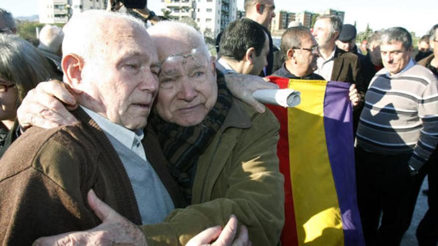 Familiares directos de las víctimas se abrazan durante la ceremonia.