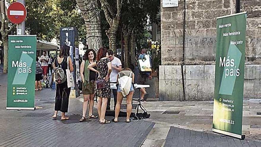 Voluntarios de MÃ¡s PaÃ­s, ayer, intentan conseguir los Ãºltimos avales.