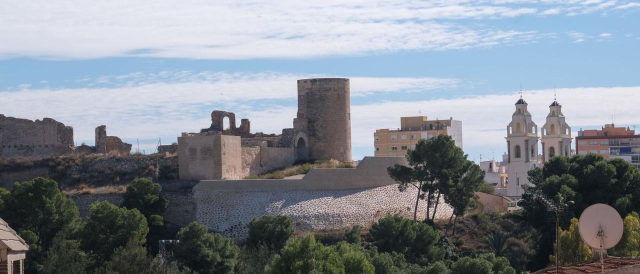 Imagen que presenta el castillo de Elda desde el barrio Huerta Nueva tras las últimas restauraciones acometidas en el último año. | ÁXEL ÁLVAREZ