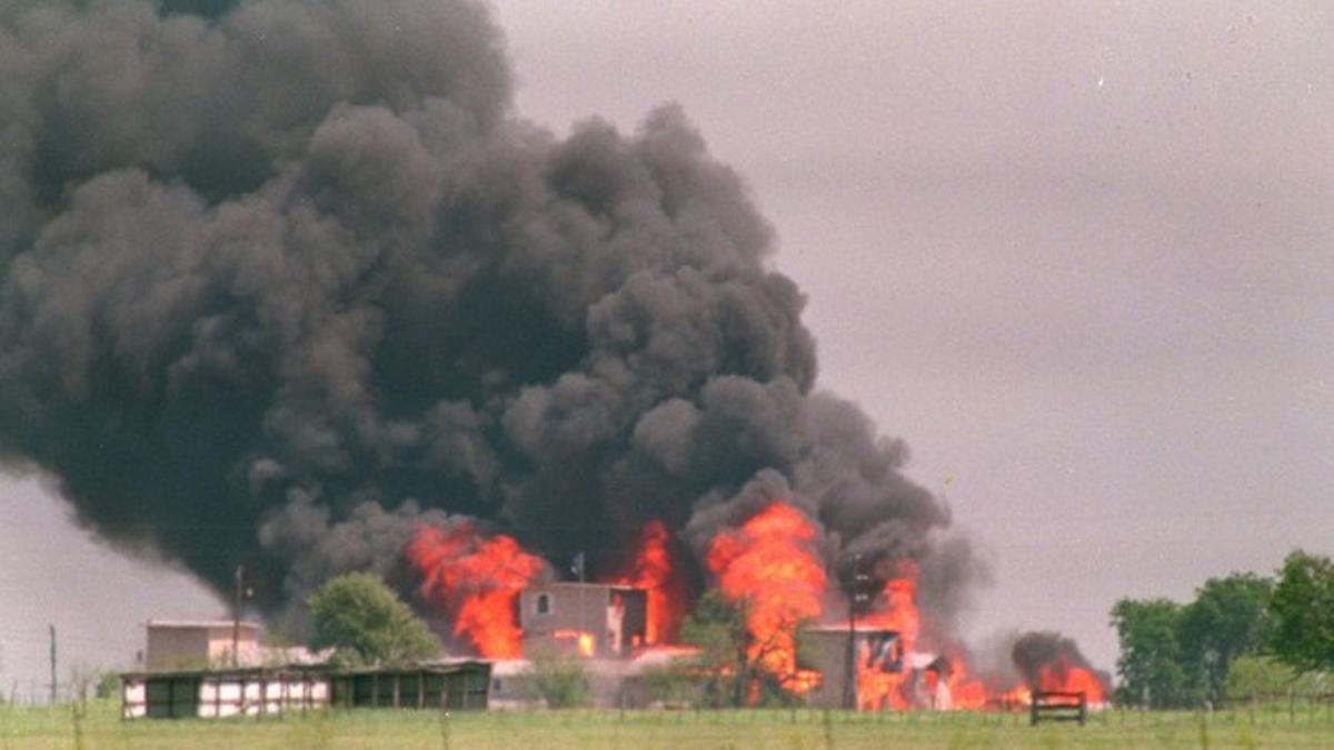 El rancho Monte Carmelo, en el que se atrincheraban los davidianos, es pasto de las llamas, el 19 de abril de 1993, en Waco.