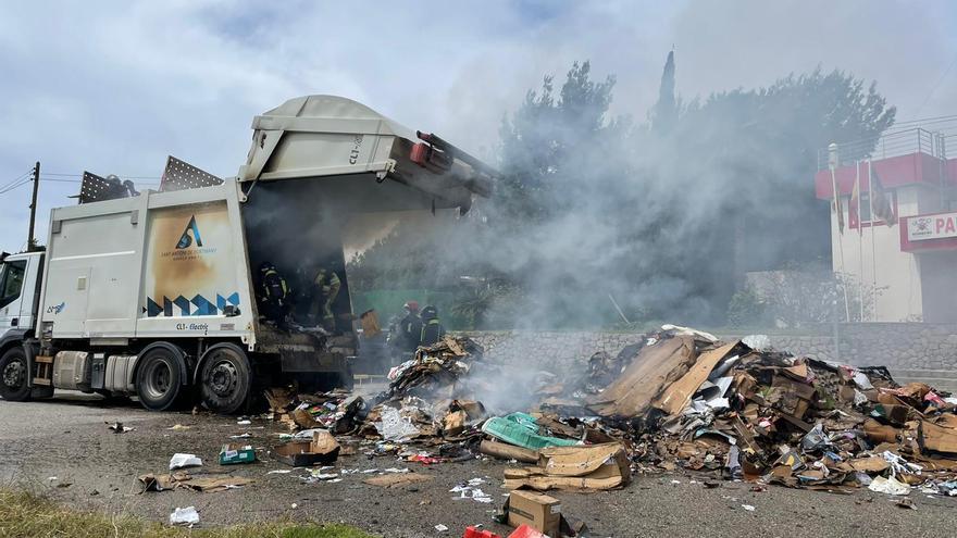 Arde un camión de la basura mientras recogía los residuos de papel en Ibiza