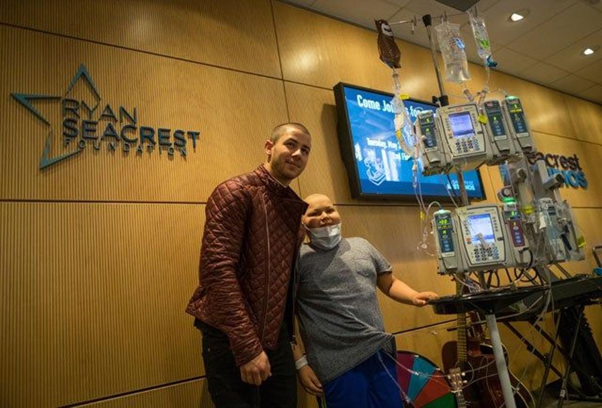 Nick Jonas se hace una foto con uno de los ingresados en el Hospital Infantil County Orange