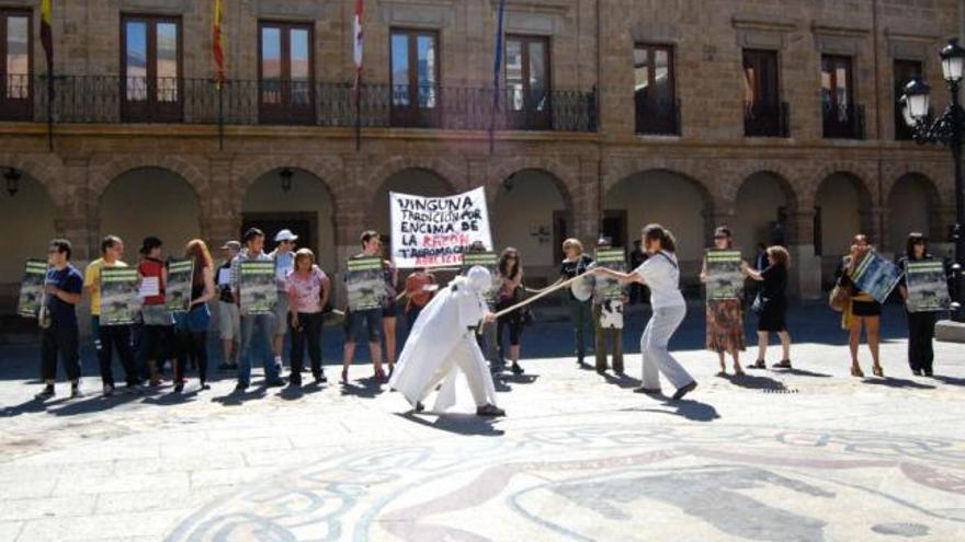 Un grupo de jóvenes benaventanos observa la protesta portando banderas.