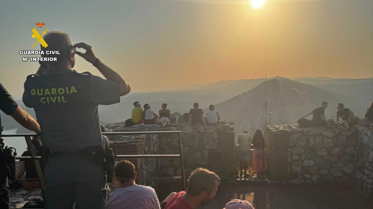 Efectivos de la Guardia Civil durante el eclipse solar.