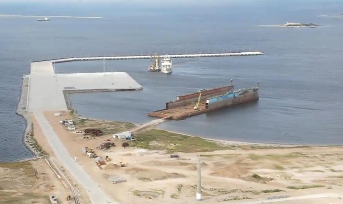 El dique de Tsakos en el puerto de Capurro, durante su desguace.