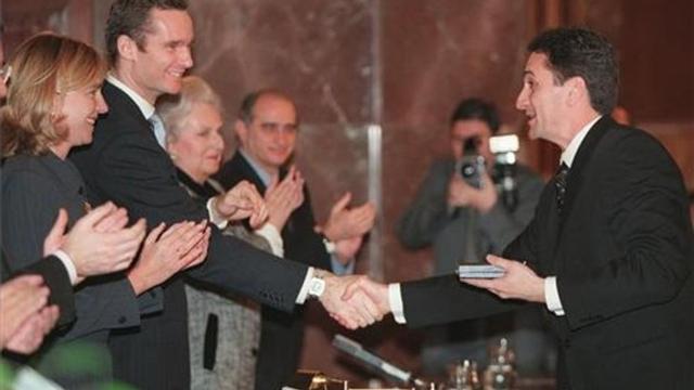 Valero Rivera recibe de Iñaki Urdangarin la medalla de oro al Mérito Deportivo el 9 de febrero del 2002 en Madrid, en presencia de Cristina de Borbón y Jorge Fernández Díaz.