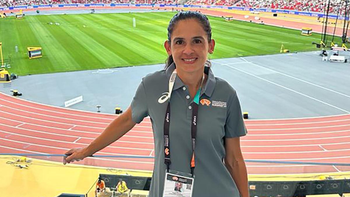 La jueza viguesa Loreto Pérez Román, durante el Mundial de Atletismo de Budapest