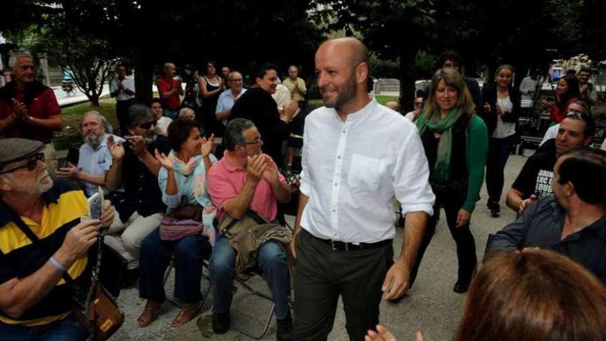 Villares, y detrás Carmen Santos, ayer en Vilagarcía. // Iñaki Abella