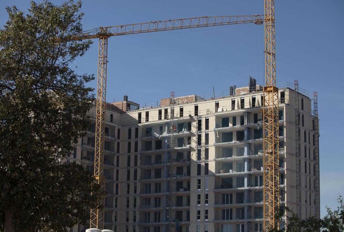 Edificio en construcción en el área metropolitana de València.
