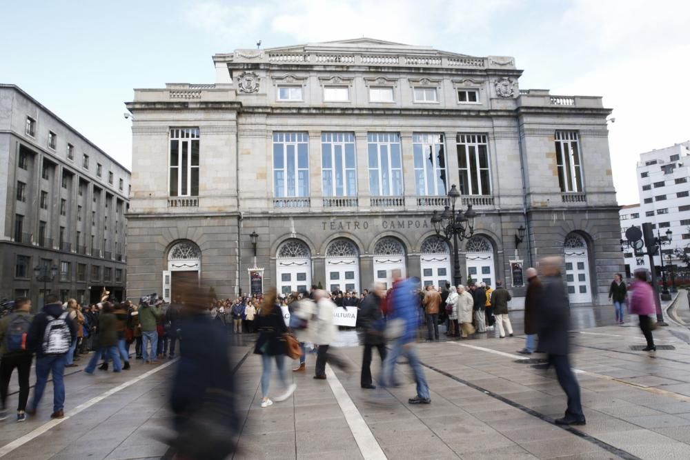 Concentración a favor de los Premios Líricos de Oviedo