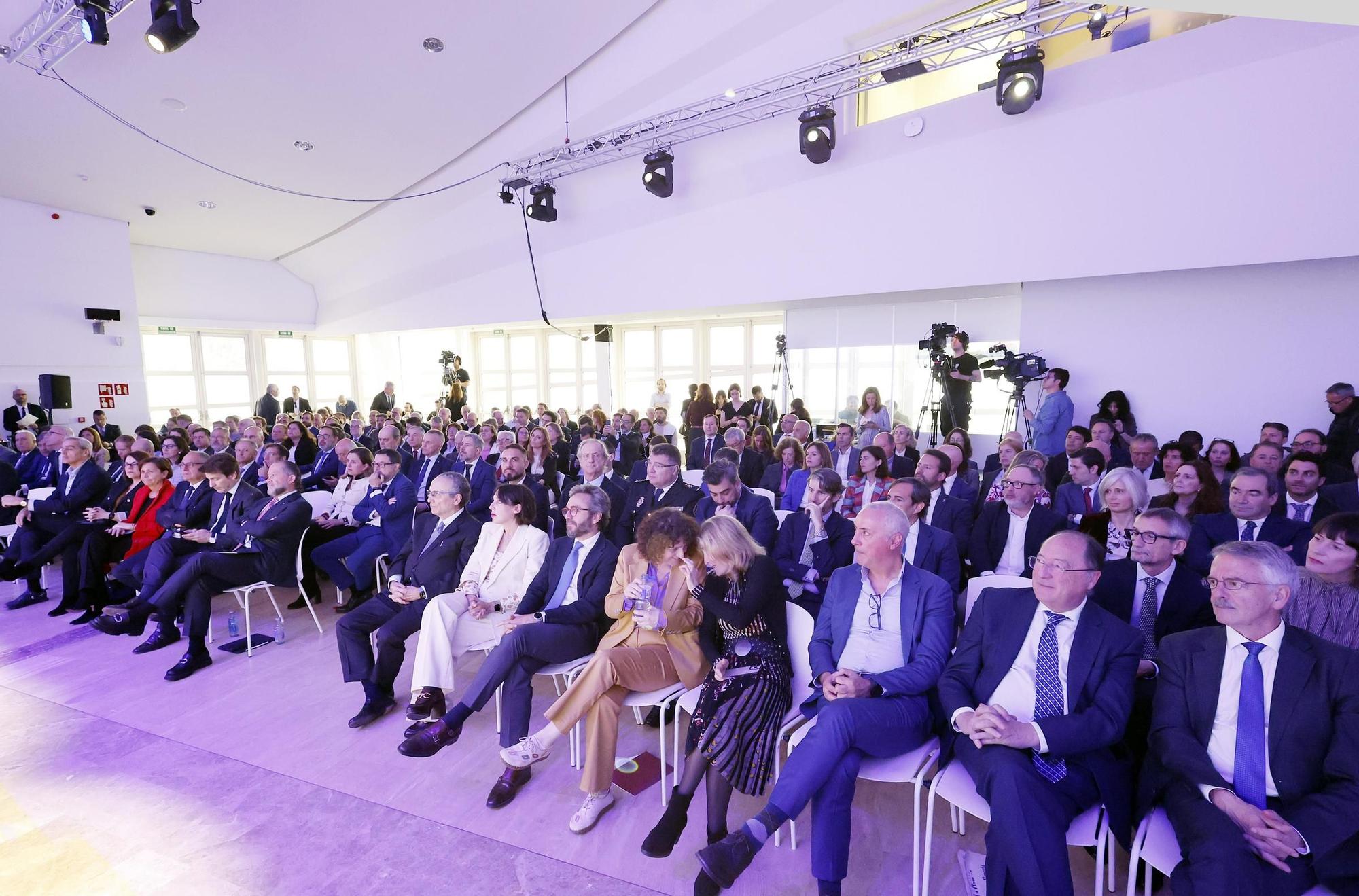 El poder político y empresarial se cita en Santiago