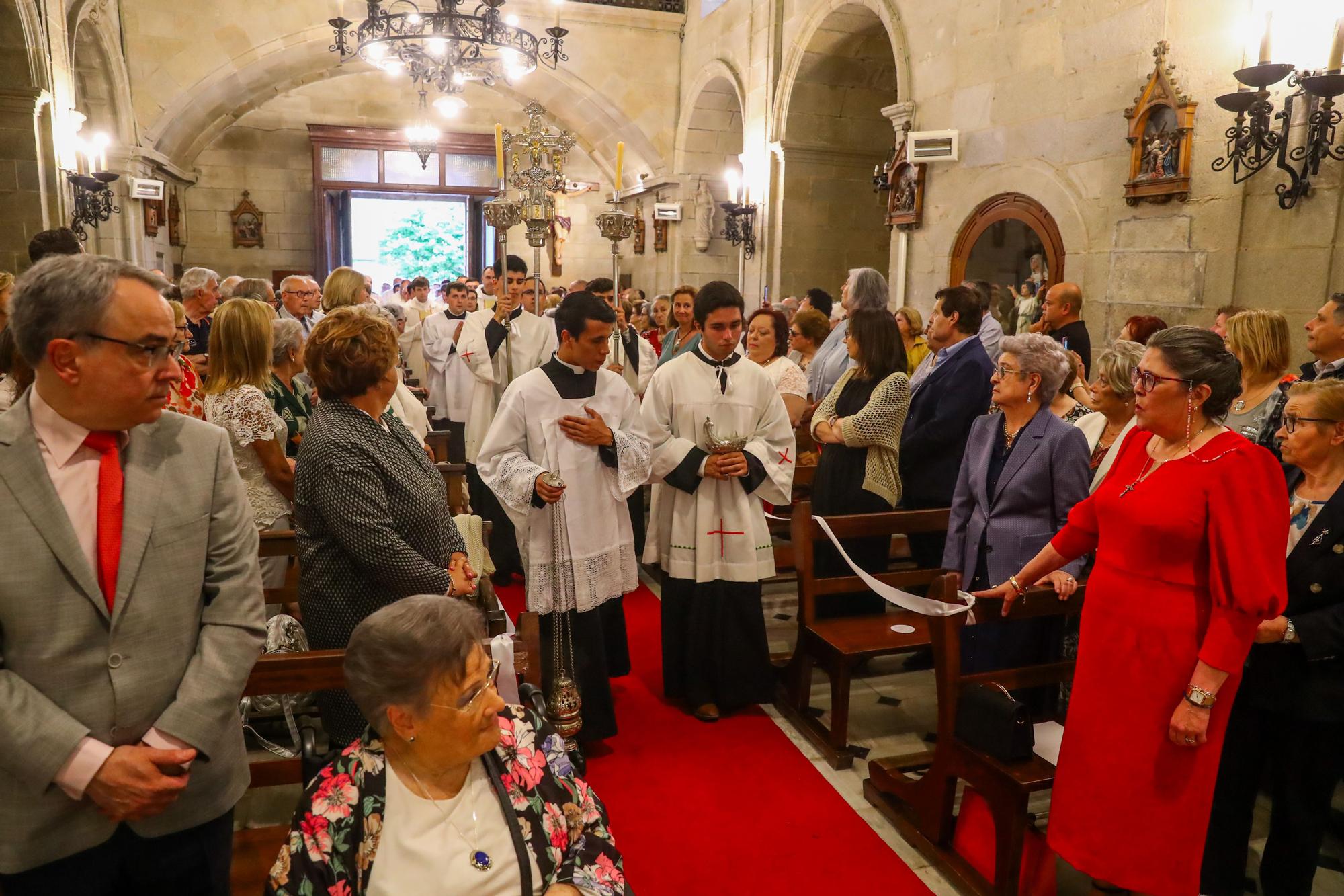 Oficia su primera misa con tan solo 24 años: así fue el multitudinario debut del sacerdote Ernesto Gómez Juanatey