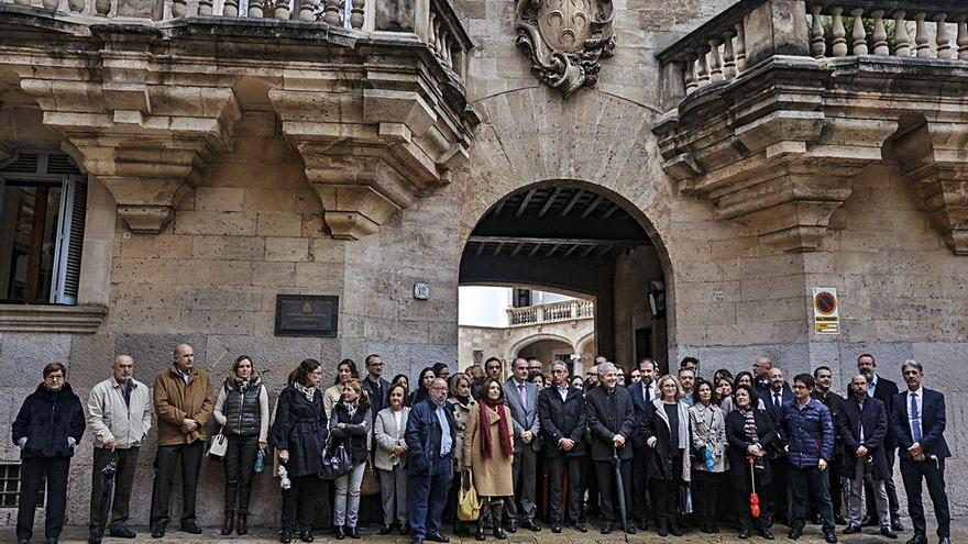 Fiscales y jueces de Palma se concentraron ayer a las puertas de la Audiencia como muestra de protesta ante el Ministerio.