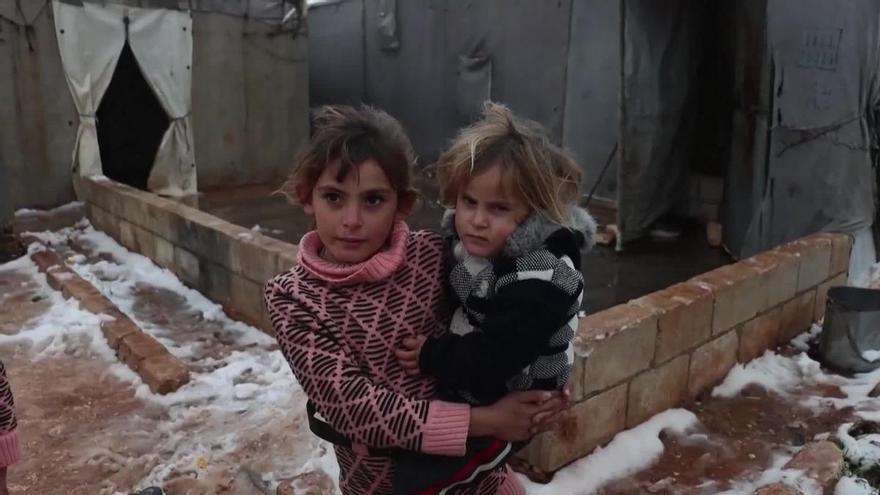 Las intensas nevadas agravan la situación de los desplazados por la guerra en el noroeste de Siria