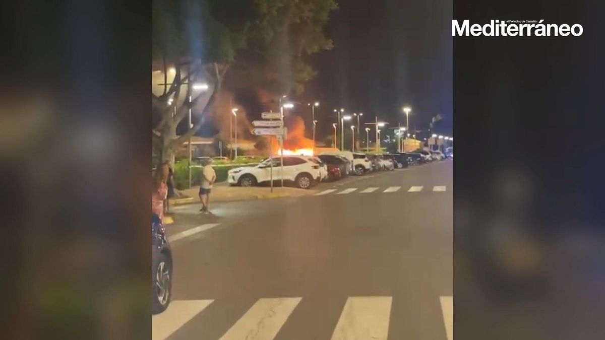 Vídeo: Un coche arde junto a un contenedor en la plaza del Mar en el Grau de Castelló