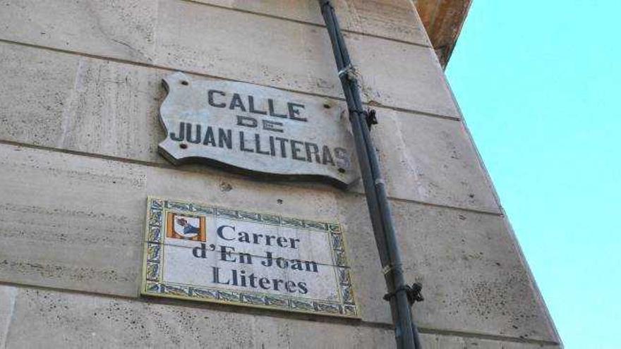 Bajo las placas de la calle Joan Lliteres, habrá otra con el nombre popular, carrer de n&#039;Amer.