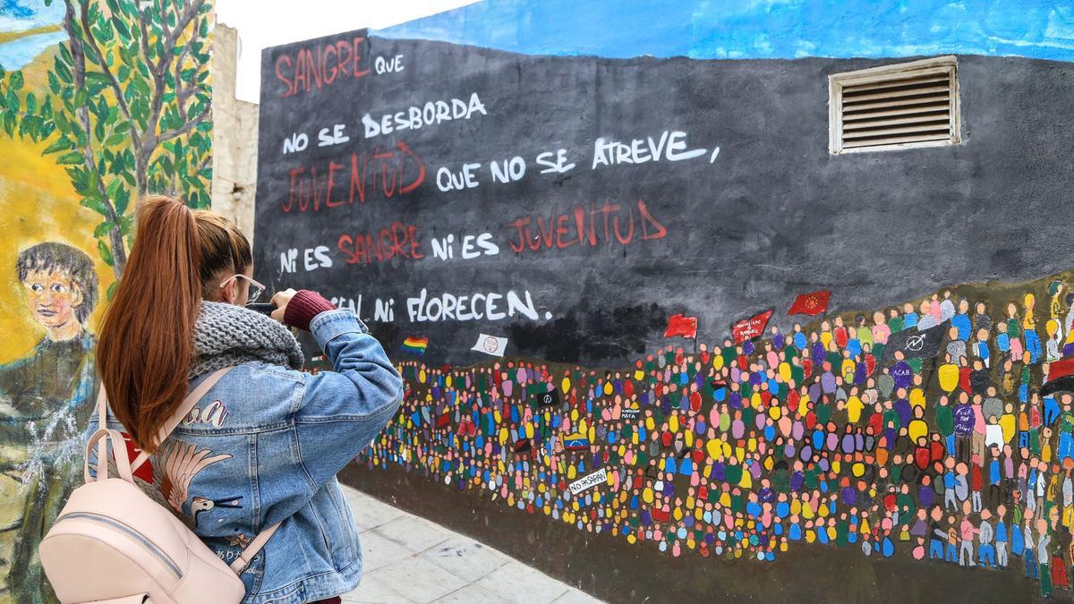 Un de los murales del barrio de San Isidro de Orihuela.