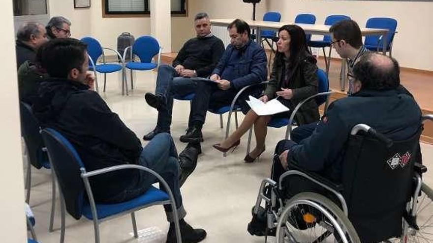 Reunión del miembros del PP con taxistas de Ponteareas. // D.P.