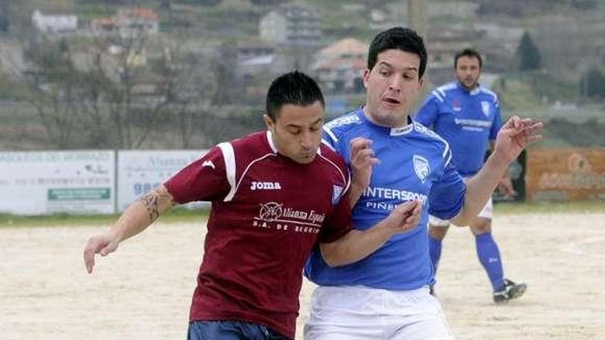 Un jugador del San Adrián pugna con otro del Caldas. // Noé Parga