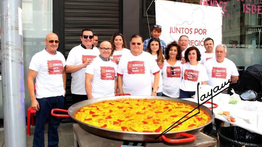 Los promotores del partido ´Juntos por la Región´, con José Pujante en el centro, organizaron una paella gigante en La Unión.