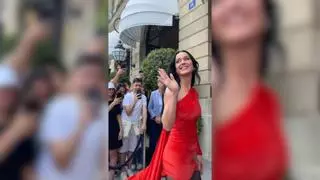 Katy Perry desvela en París la letra de su nuevo sencillo con un vestido de más de 180 metros de cola