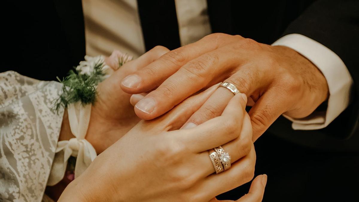 En qué mano van los anillos de matrimonio?