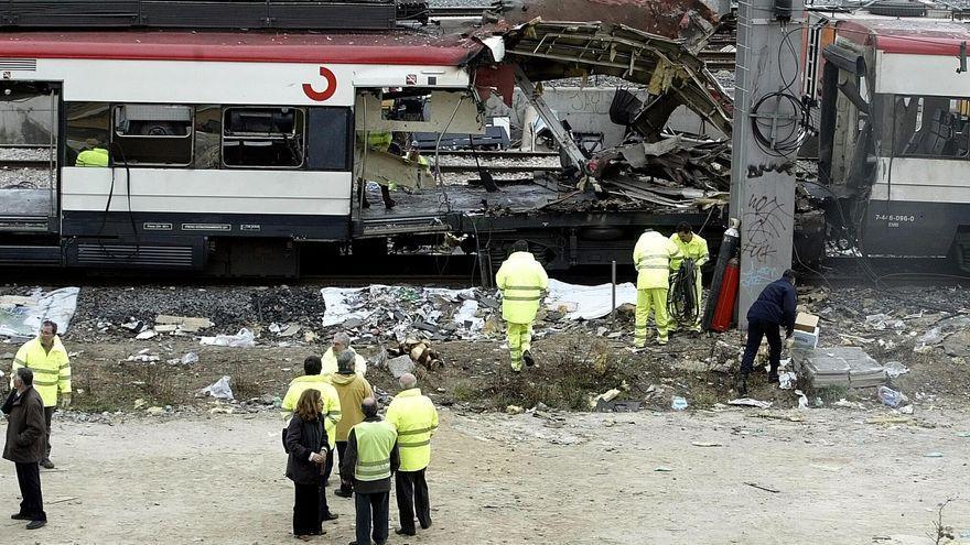 Funcionarios de Adif limpian los restos de uno de los trenes atacados en los atentados terroristas del 11-M en Madrid, días después de la tragedia.