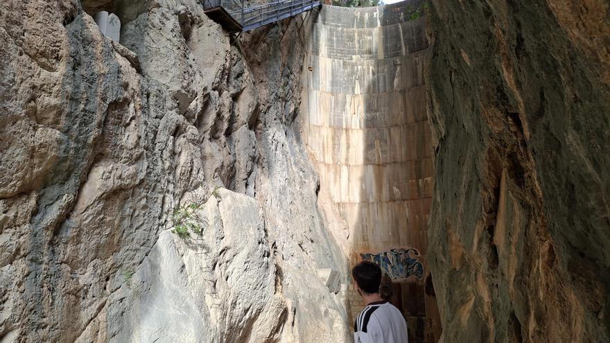 A pie de presa: la fallida obra pública encajonada en un claustrofóbico cañón (imágenes)