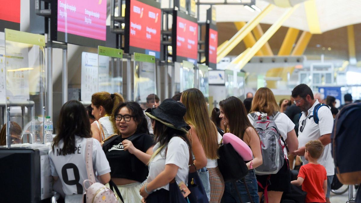 Pasajeros esperan en la entrada de la Terminal 4 de Barajas durante el colapso por falta de personal.