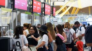 02/07/2025 Pasajeros esperan en la entrada de la Terminal 4 de Barajas durante el colapso por falta de personal, a 2 de julio de 2025, en Madrid (España). Según fuentes consultadas por Europa Press, esta congestión se viene dando ya desde hace unos días, pero hoy ha alcanzado el pico máximo con retrasos de hasta 60 minutos, lo que ha provocado que algunos pasajeros lleguen a perder su vuelo. ECONOMIA Gustavo Valiente - Europa Press