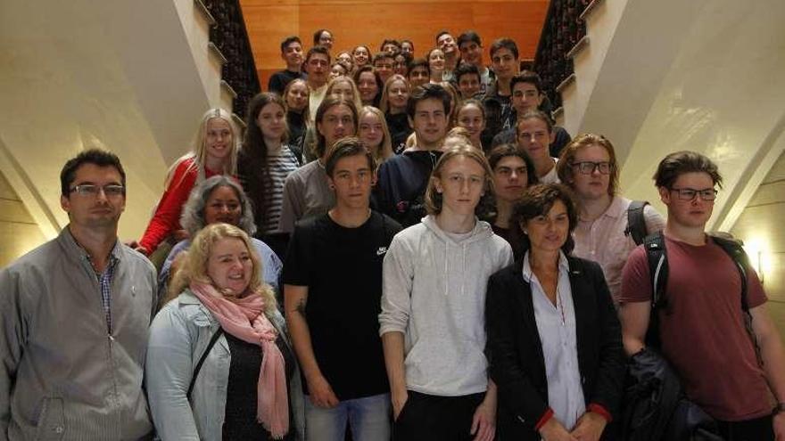 Foto de familia en la escalera de la Casa Consistorial.