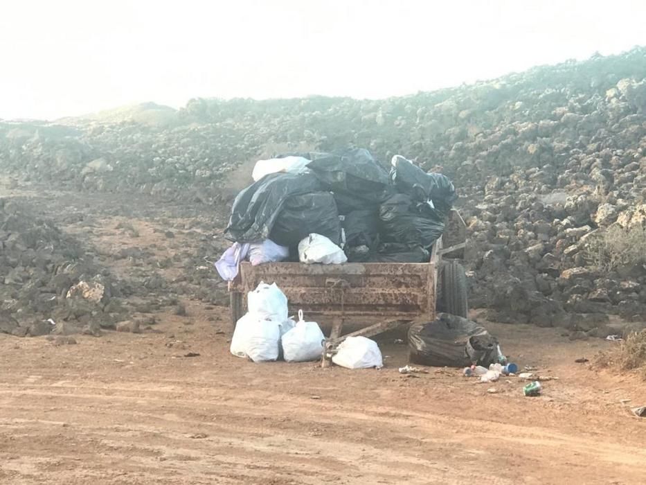 Basura en distintas partes de la Isla de Lobos