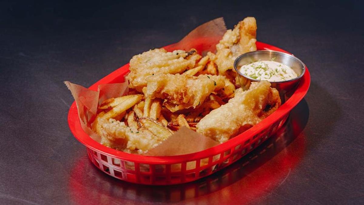 'Fish&Chips' con patatas calientes.