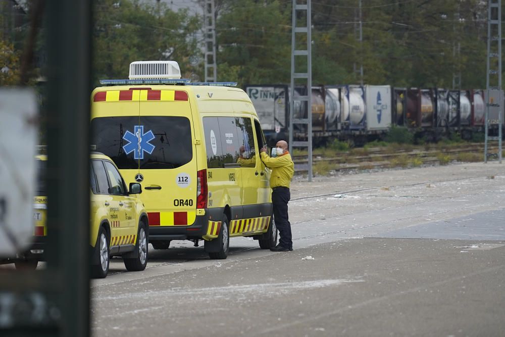 Els efectius d''emergències desplaçats a l''estació de mercaderies per la fuita en un tren de mercaderies