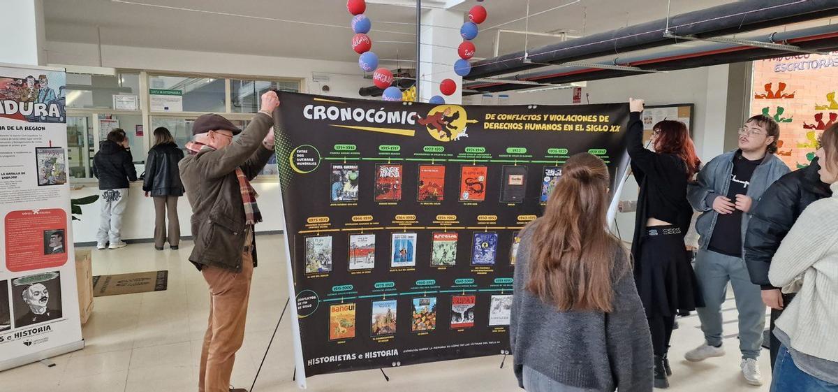 La exposición 'Historietas e historias', que aborda la memoria en cómic de las víctimas del siglo XX, recorre quince institutos de Cáceres.