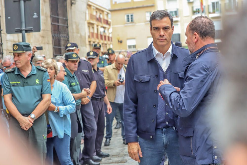 Gota fría en la Vega Baja: Pedro Sánchez, 10 minutos en Orihuela y sin hacer declaraciones.