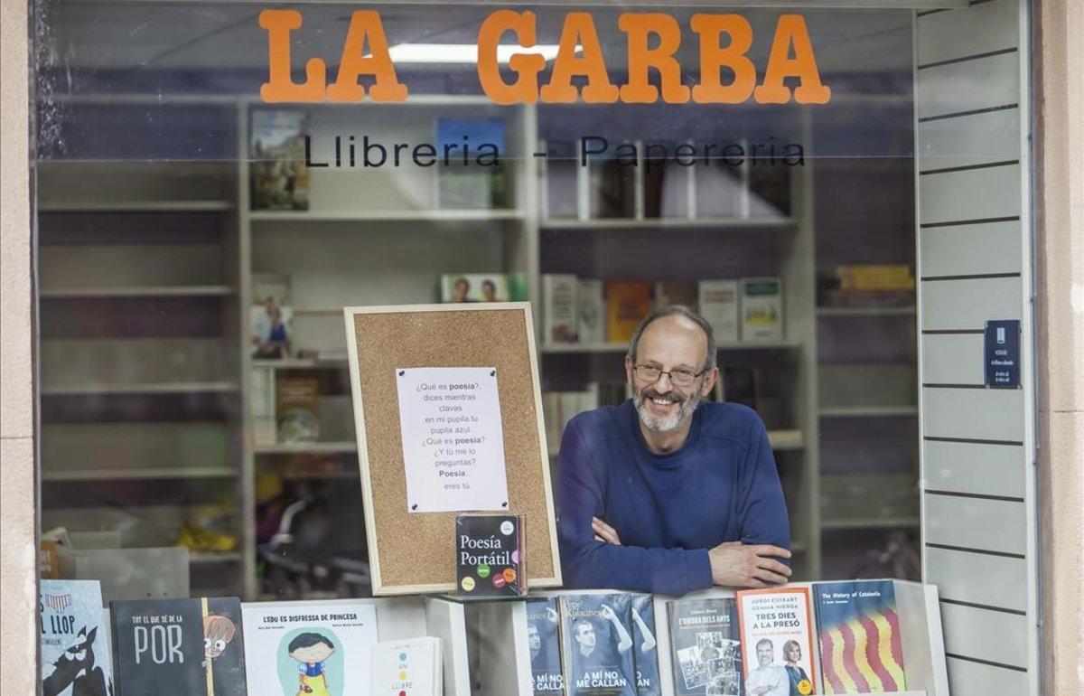 Luis Ignacio Monzón presidente de la Asociación Barceloneta Alerta ante la Llibreria la Grada, que acaba de ser reabierta.