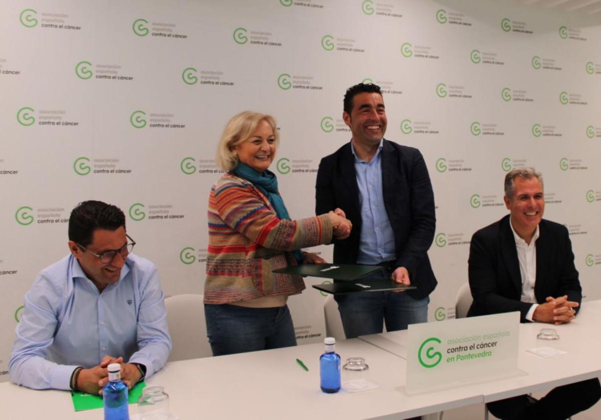La presidenta de la AECC y el de la Diputación se dan la mano tras la firma del convenio.