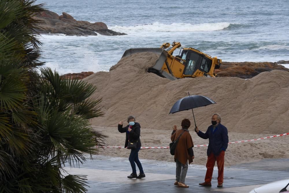 Las excavadoras han comenzado a trabajar para instalar la duna que protege la playa del oleaje invernal.